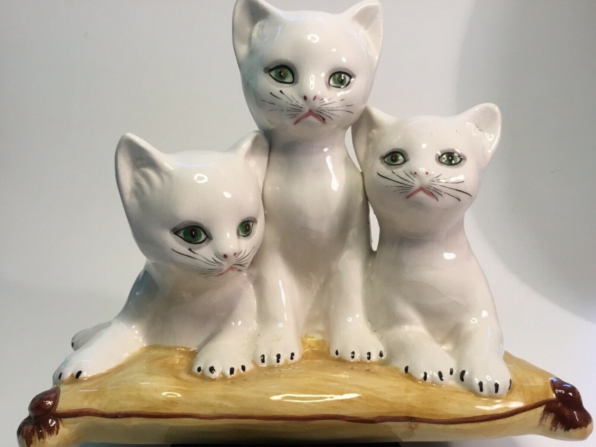 Beautiful Vintage Italian Majolica 3 Kittens on Pillow Figurine